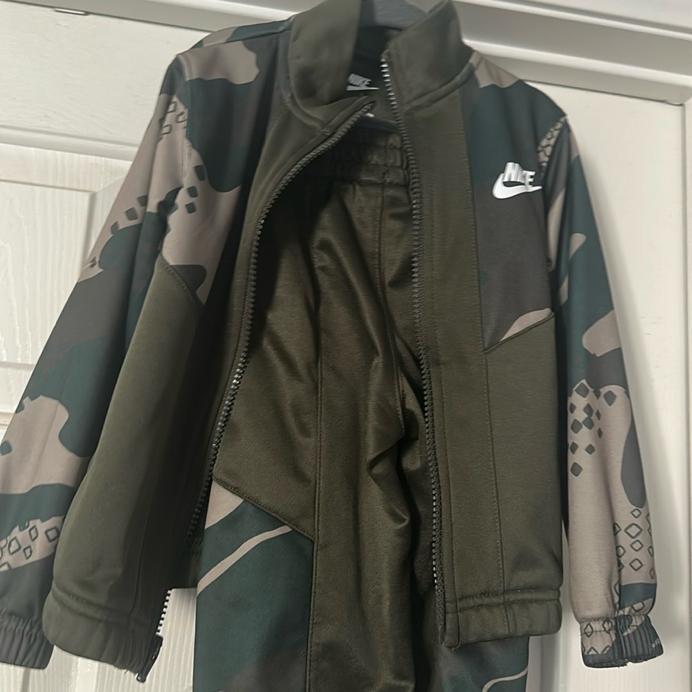 Nike Green and Tan Matching Set with Camouflage Design